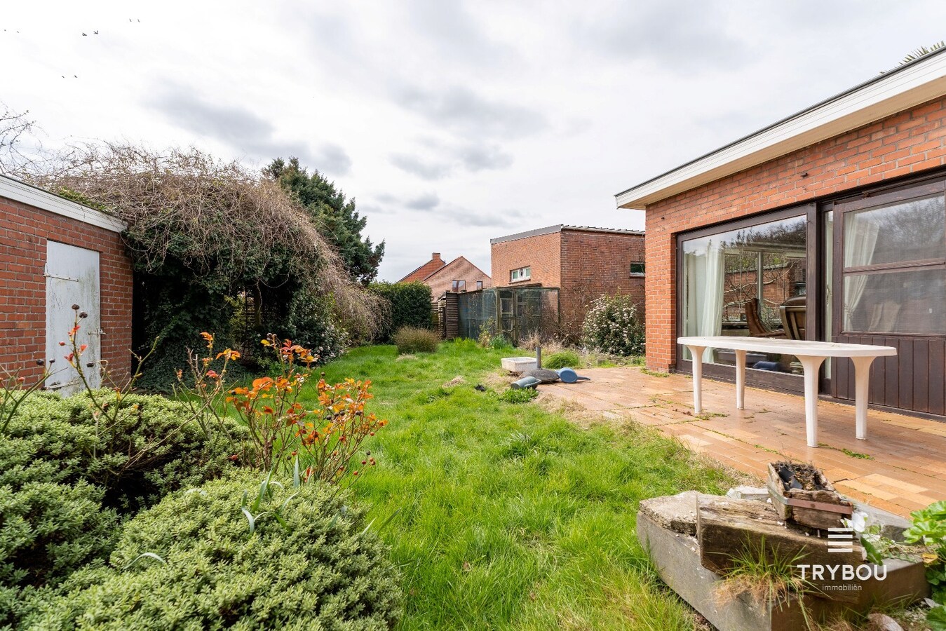 Ruime woning met winkelruimte, loods (optioneel) en garage 