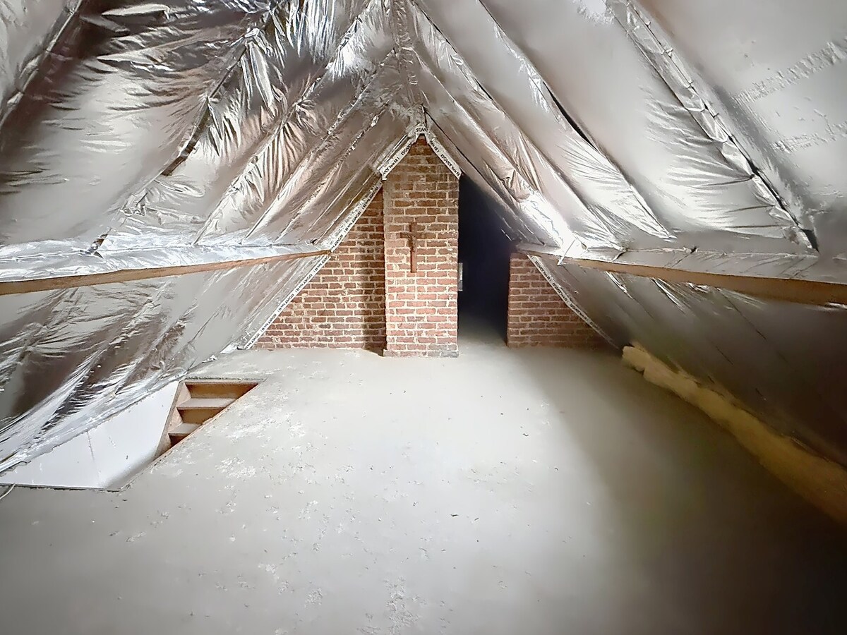 Kloeke woning met vier slaapkamers en ruim magazijn in Hulste. 