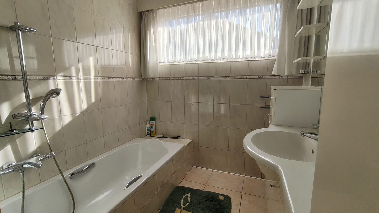 Ruime bungalow met 3 slaapkamers, tuin, terras en garage in hartje Aalter op toplocatie 