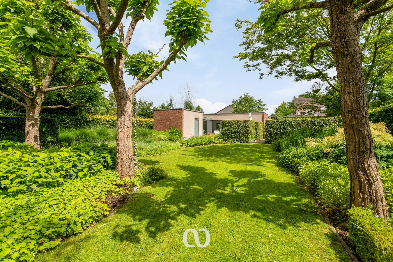 Ruime woning met prachtige tuin en bijgebouw te koop in Oudenaarde 