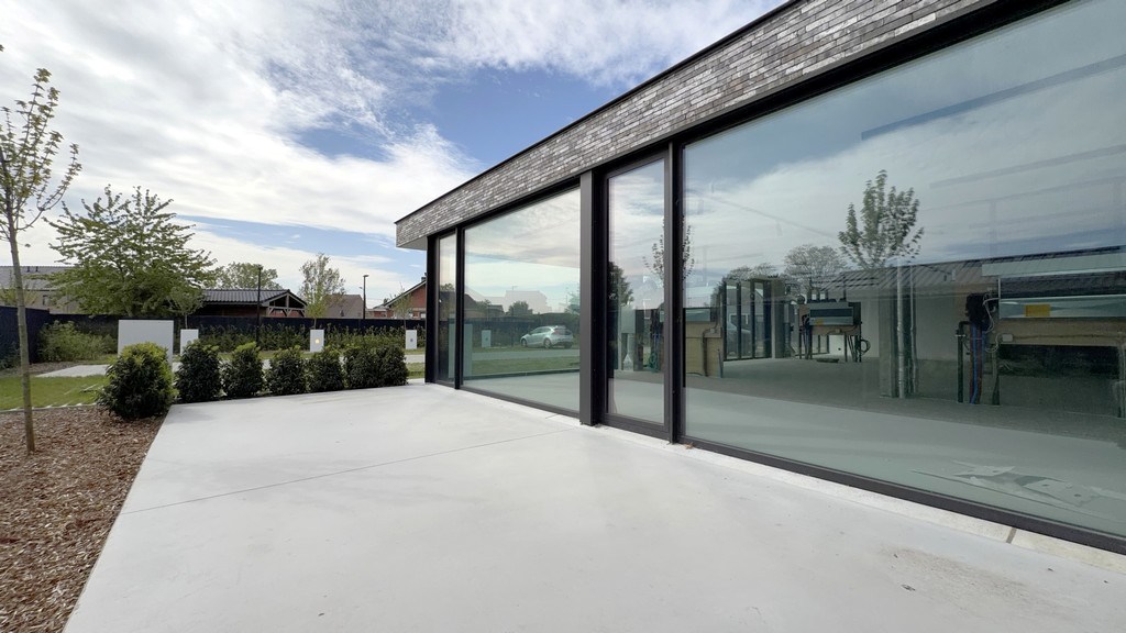 Nieuwbouw kantoorgelijkvloers te huur aan N70 in Lochristi