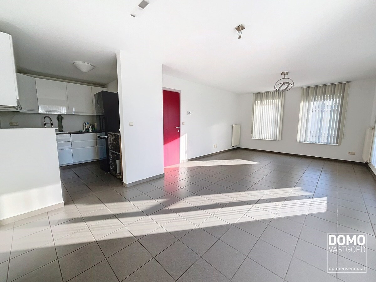 RUIM APPARTEMENT MET 3 SLAAPKAMERS EN GARAGE TE TUILT 