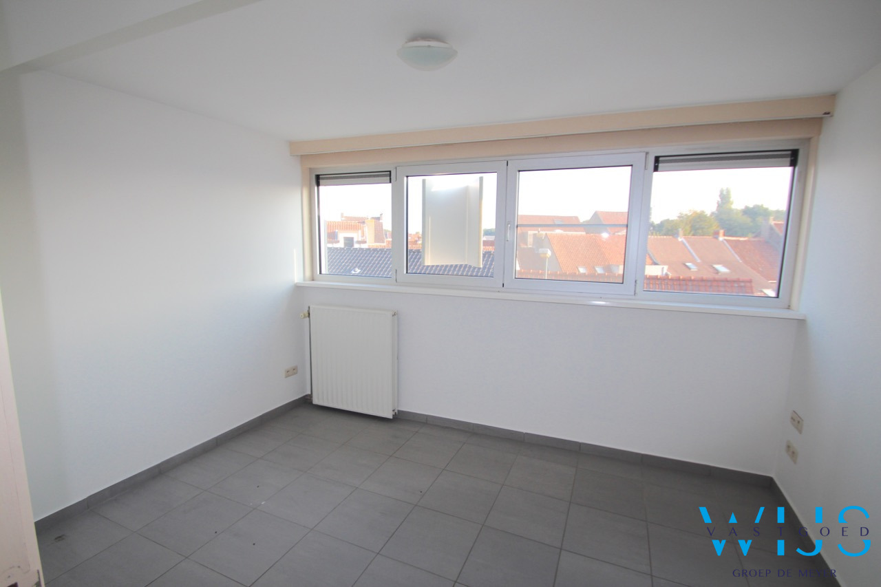 Zeer ruim lichtrijk appartement met 4 slaapkamers ! 