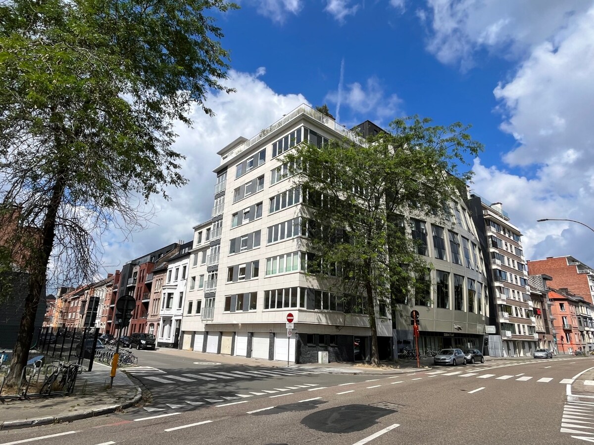 Ruim, lichtrijk appartement met garage én berging (kelder). 
