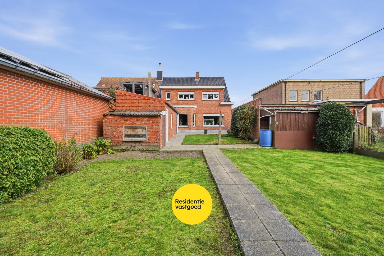 Halfopen woning met 4 slaapkamers, garage en ruime oprit op 429 m² in Oudenburg 