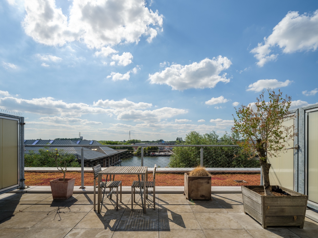 Exclusief wonen. Uitzonderlijk, luxueus en ruim (191m²) appartement met terras en fenomenaal zicht op water. 