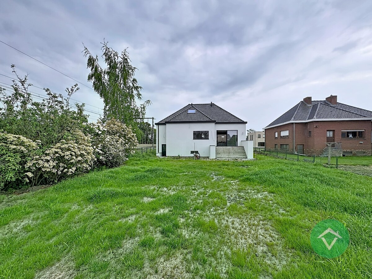 Alleenstaande statige woning met tuin te Veldegem 