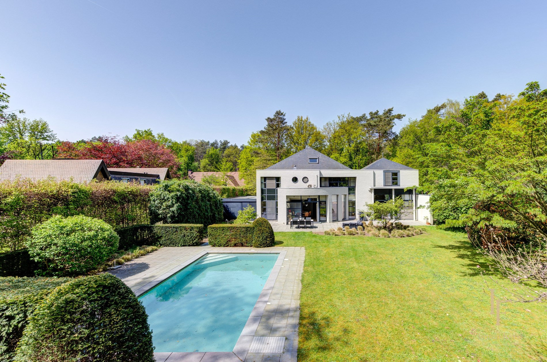 Moderne villa met 7 slaapkamers te Zoersel. 