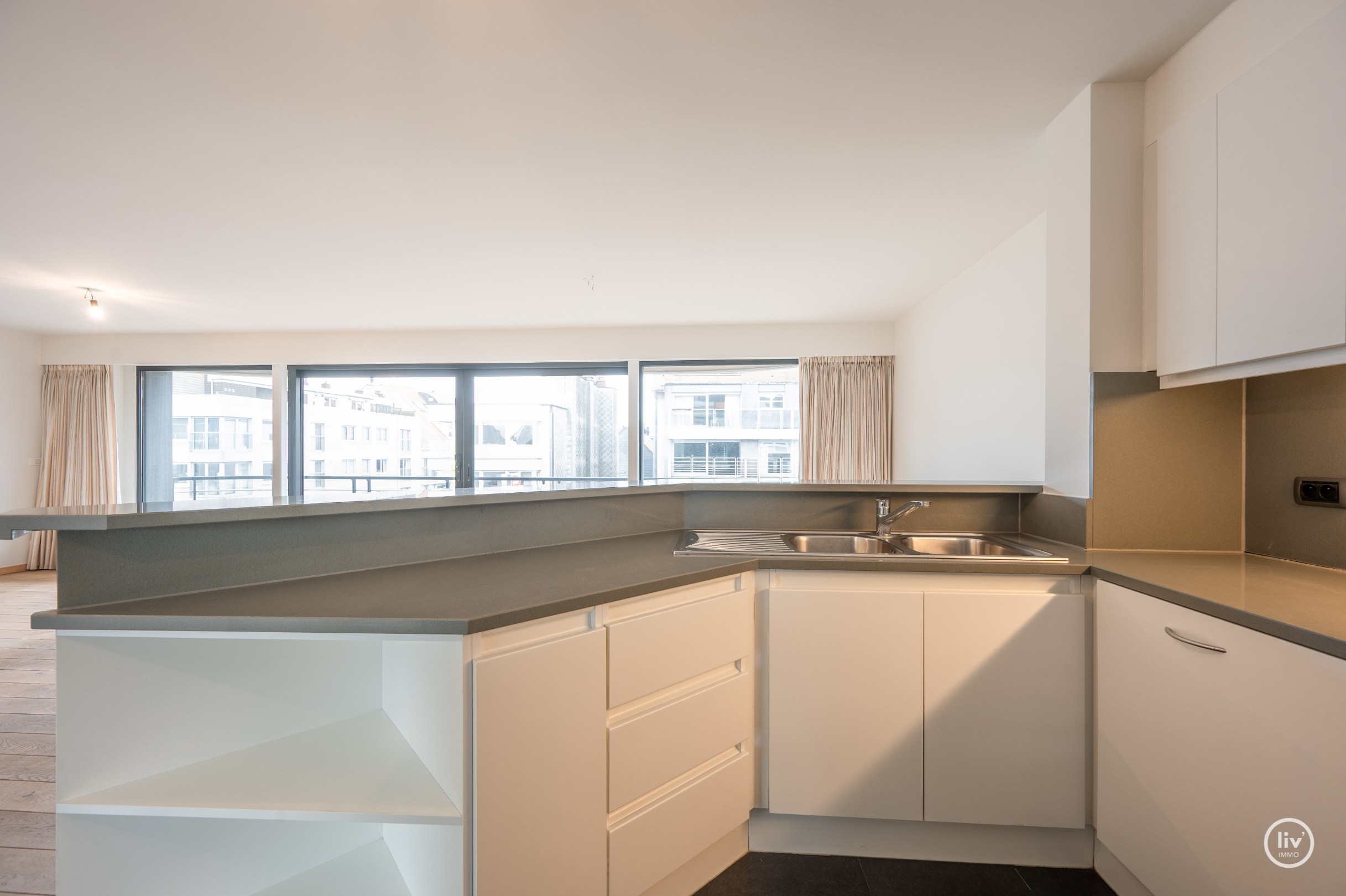 Dit charmante appartement onderscheidt zich door een uitzonderlijke gevelbreedte van maar liefst 9 meter en een ideale oriëntatie aan de zonnekant van de Lippenslaan. 