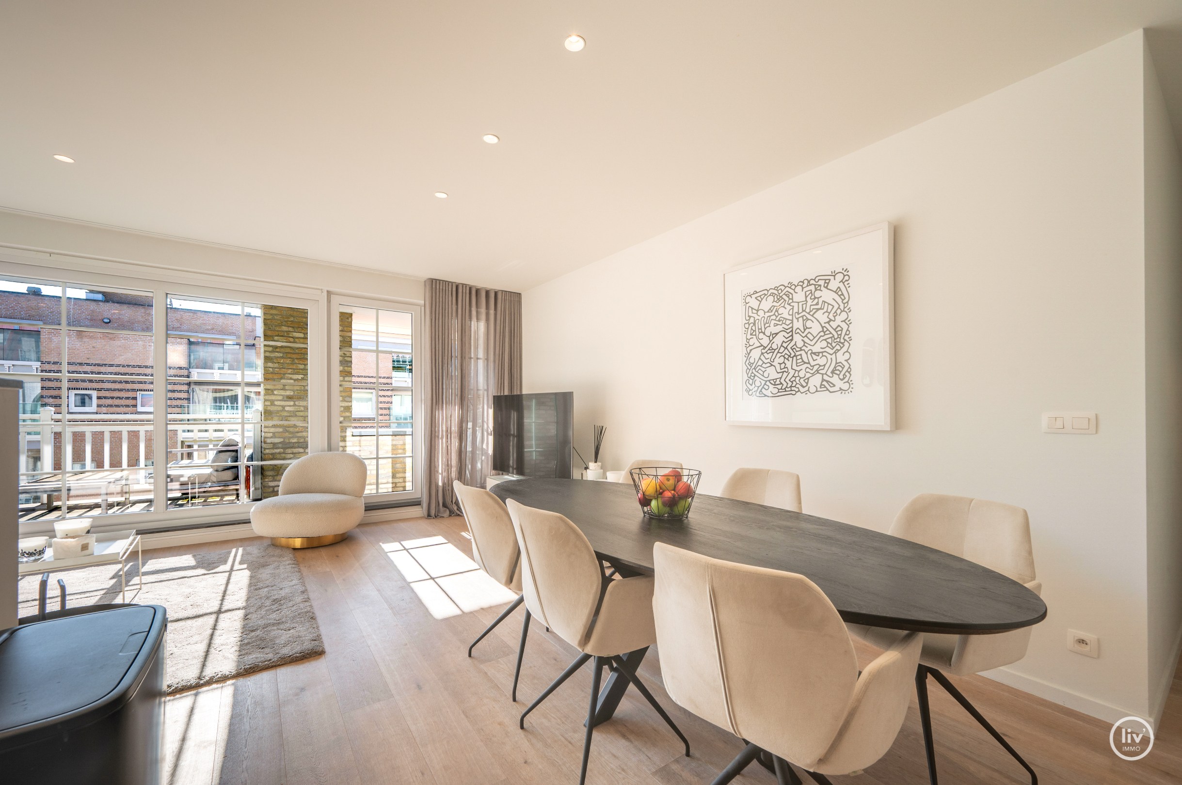 Magnifique, spacieux et récent (2015) appartement avec 3 chambres à coucher complètes et une terrasse ensoleillée, bien situé sur l'avenue Léopold à Knokke. 