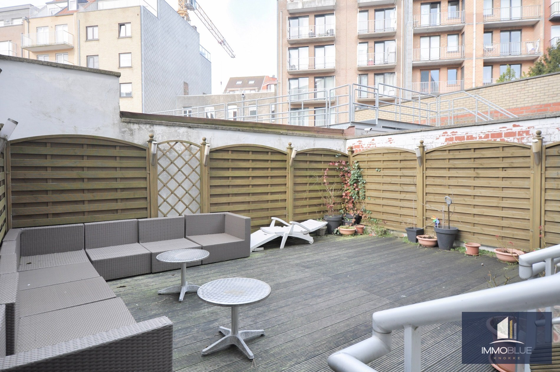 Lichtrijk appartement met een ruim zuidwest gericht terras gelegen nabij het commercieel centrum en het strand. 