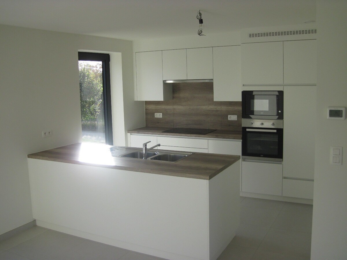 Eigentijds duplex-appartement. Geen vaste kosten !! 