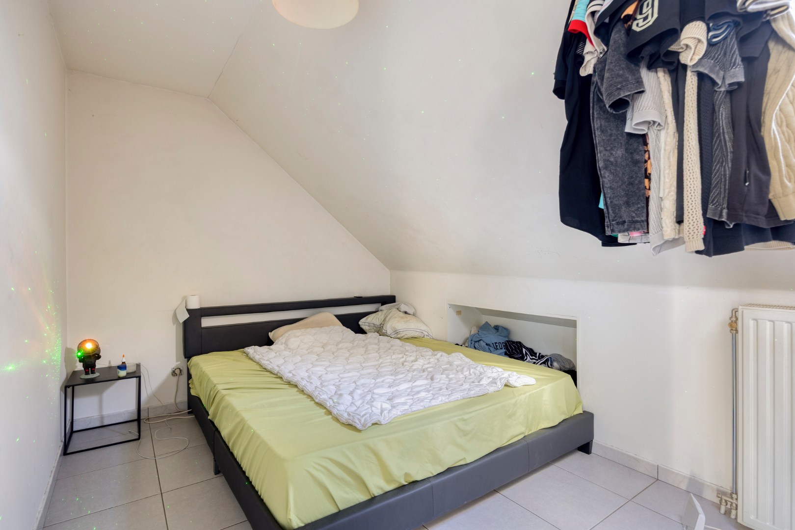 Op te frissen opbrengsteigendom met 3 appartementen en garage in Leopoldsburg 