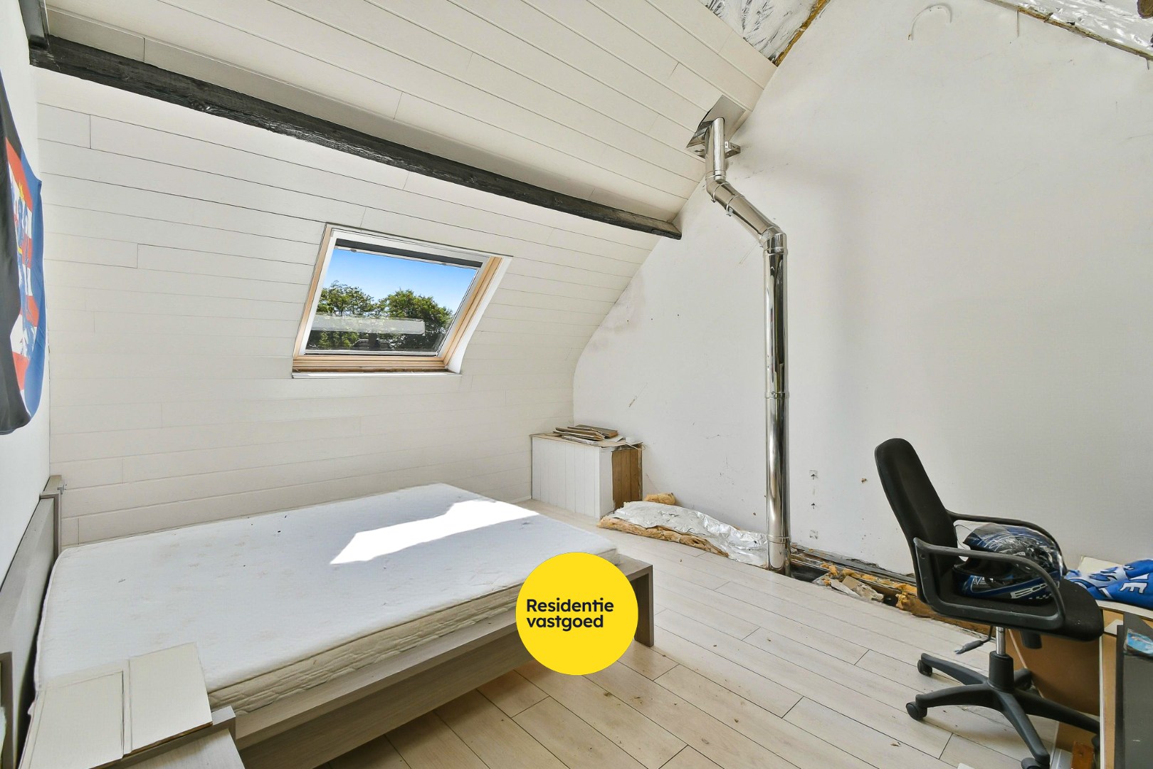 Woning met drie slaapkamers, garage en zonnige tuin 