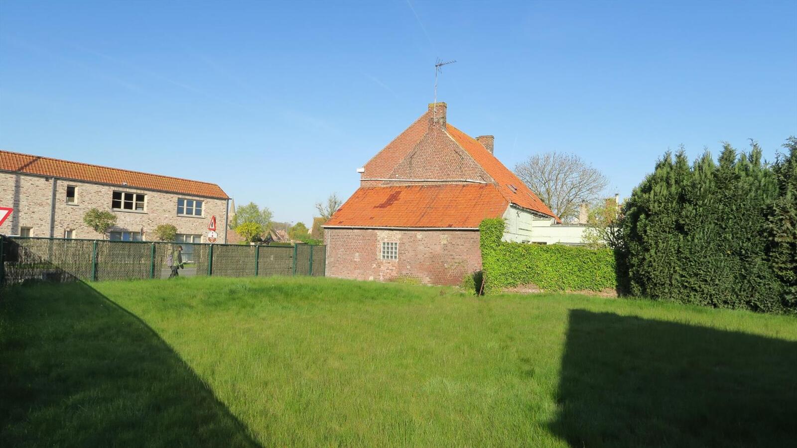 Verrassend ruime halfopen woning op  850 m² 