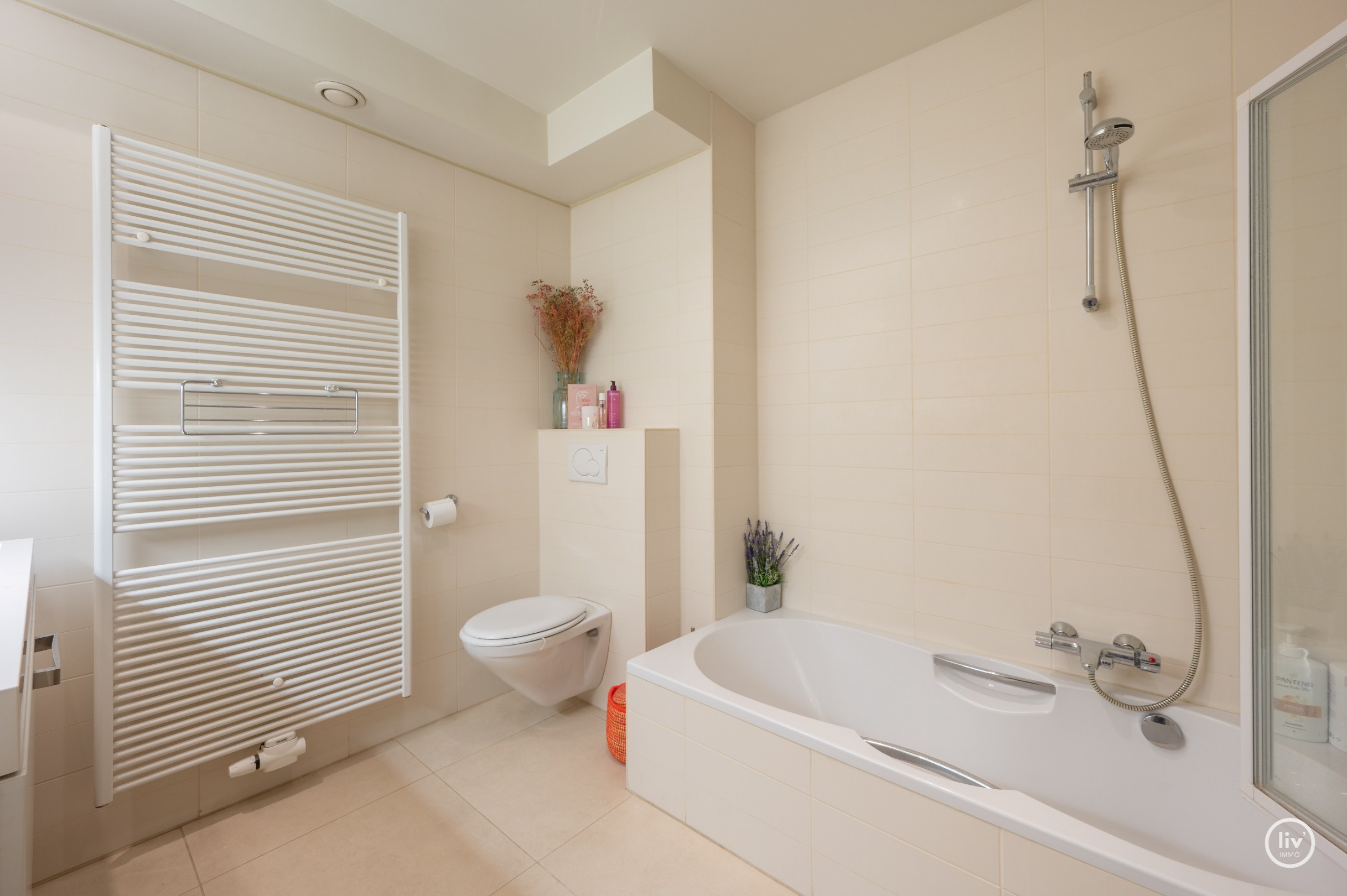 Instapklaar en tevens recent (2010)tuin-appartement op wandelafstand van de Zeedijk-Duinbergen en Duinenwater, Centraal gelegen tussen Knokke en Heist-Centrum. 