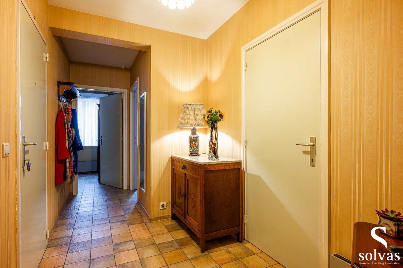 Gebouw met 4 appartementen en 2 handelspanden in centrum Maldegem 