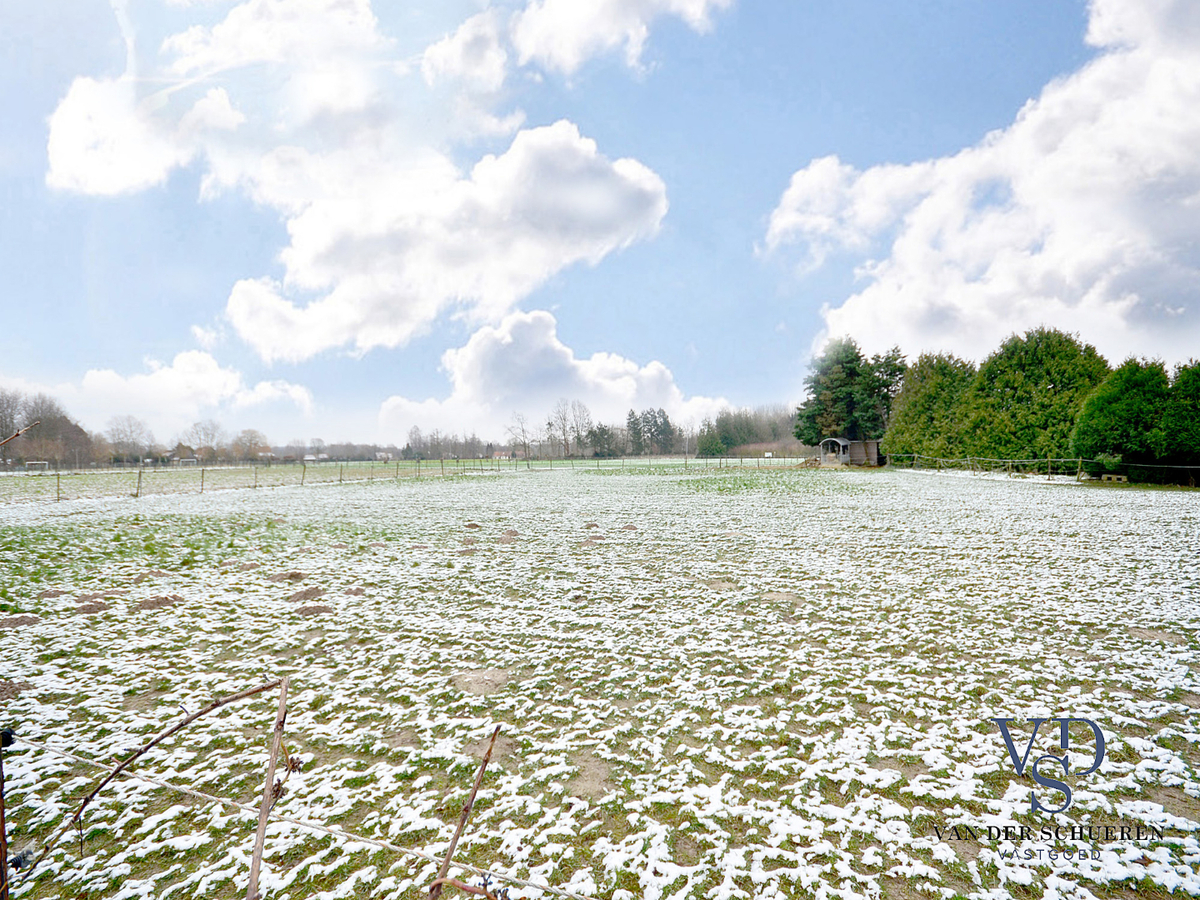 Praktische Half-Open Bungalow met afzonderlijke garage. 