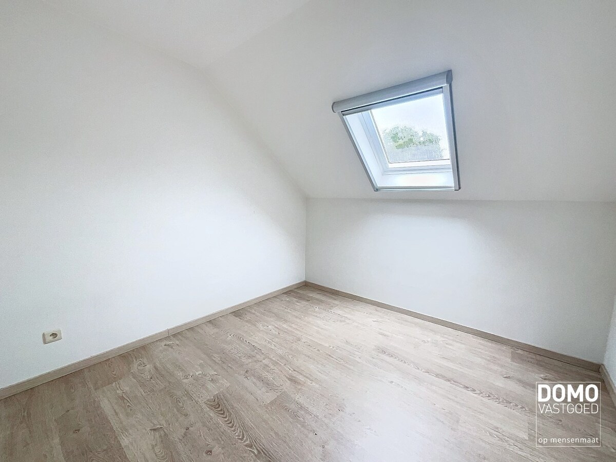 VOLLEDIG GERENOVEERDE WONING MET TUIN EN 3 SLAAPKAMERS RUSTIG GELEGEN TE KERMT 