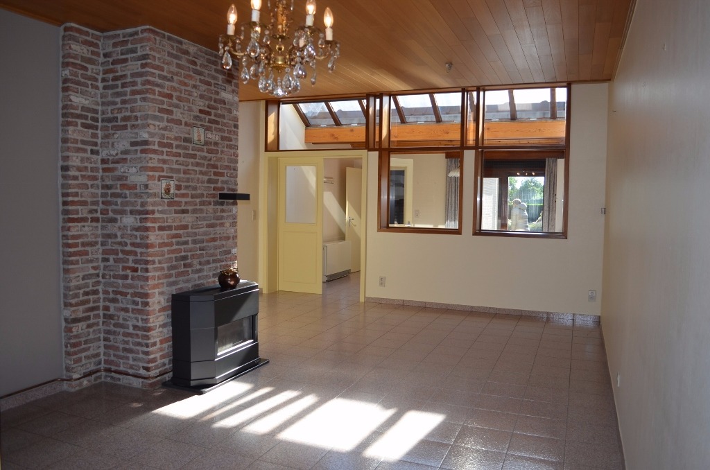 Rijwoning met 2 slpks en tuin te Adegem 