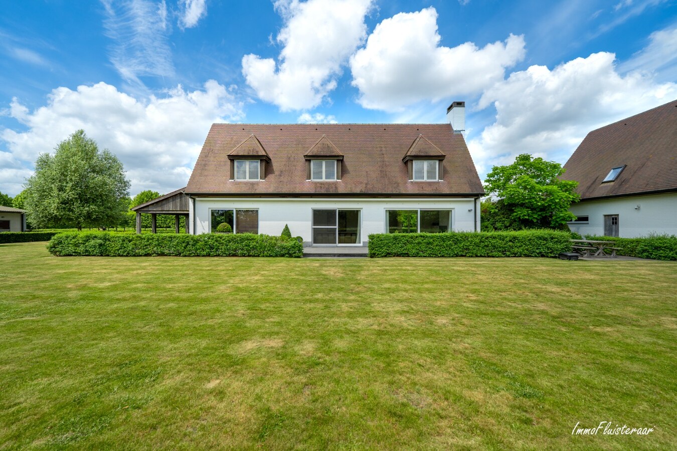 Beautiful villa with indoor and outdoor riding arenas on over 2.4 hectares in Ardooie 