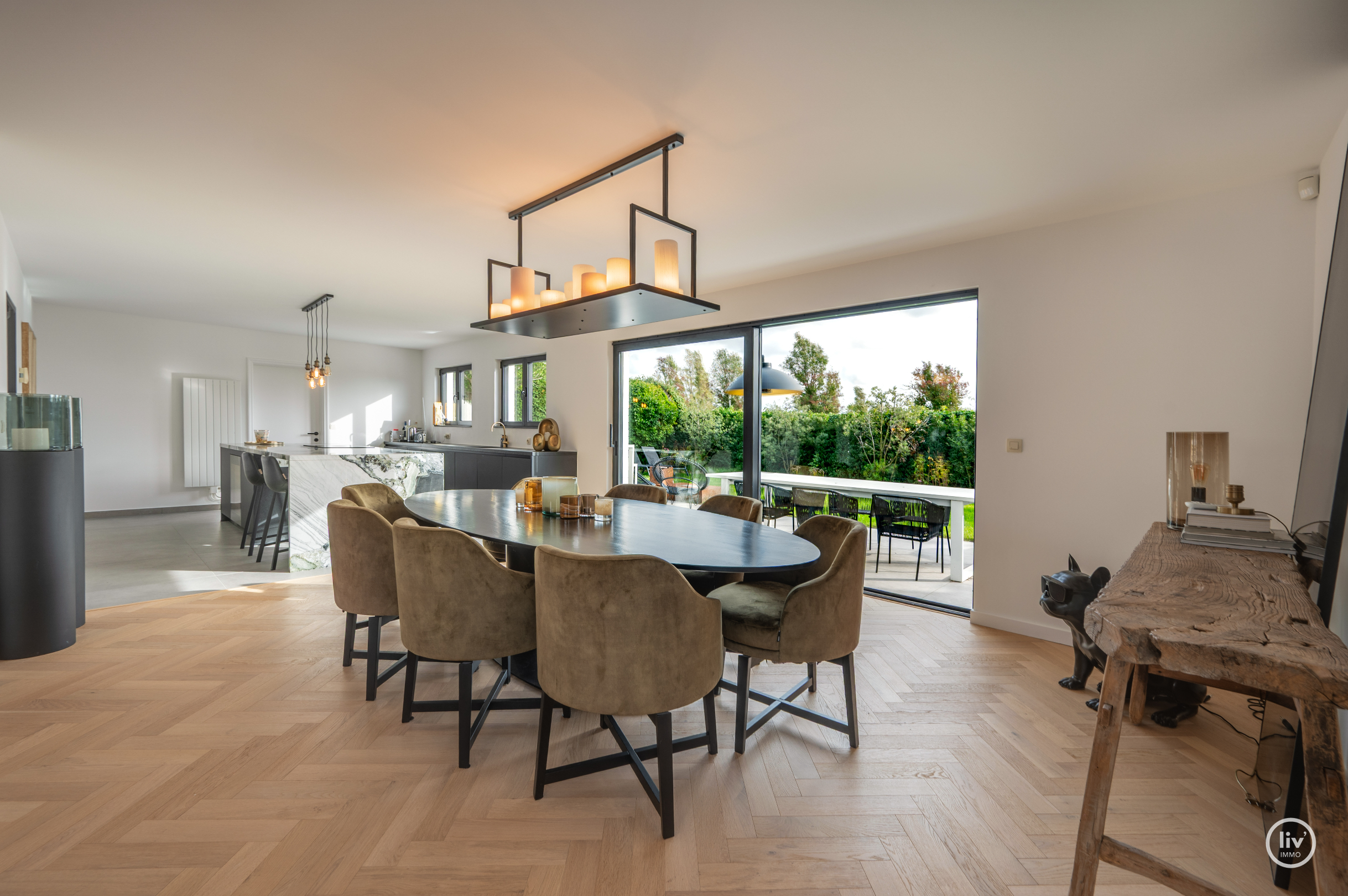 Magnifique villa rénovée avec toit de chaume, bien située près de Duinenwater à Knokke. 