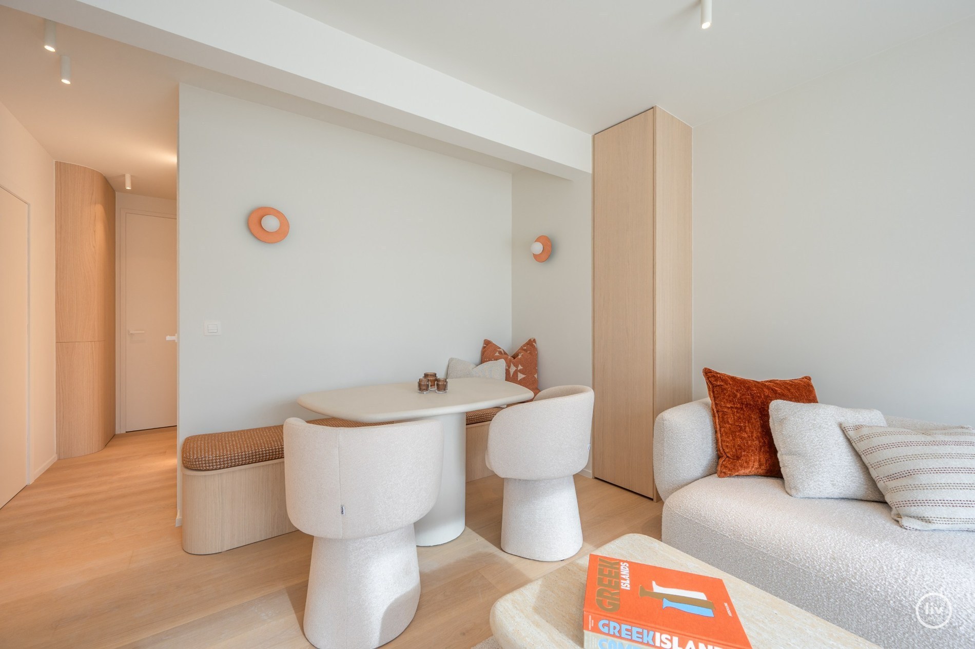 Gerenoveerd penthouse met 2 slaapkamers centraal gelegen op de August Dansestraat te Knokke. 