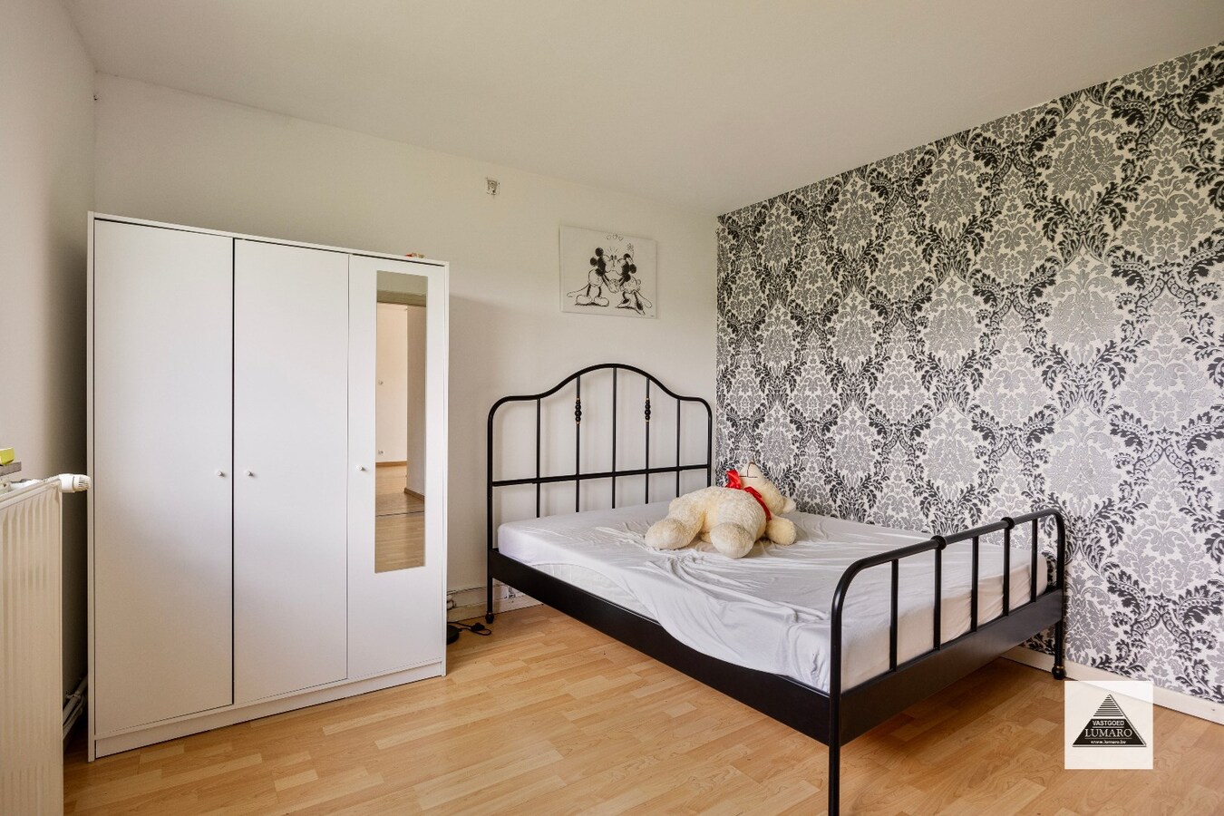 Ruime woning met 4 slaapkamers en hobbyruimte/winkel. 