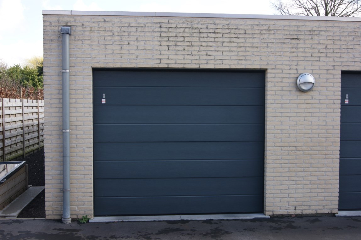 Recente garage met elektrische sectionaalpoort, gunstig gelegen te Torhout 