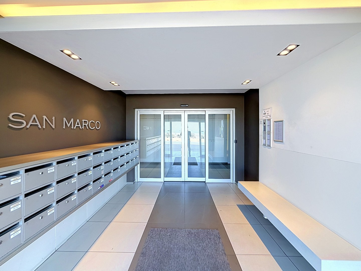Prêt à emménager, appartement d'une chambre avec vue sur la mer. 