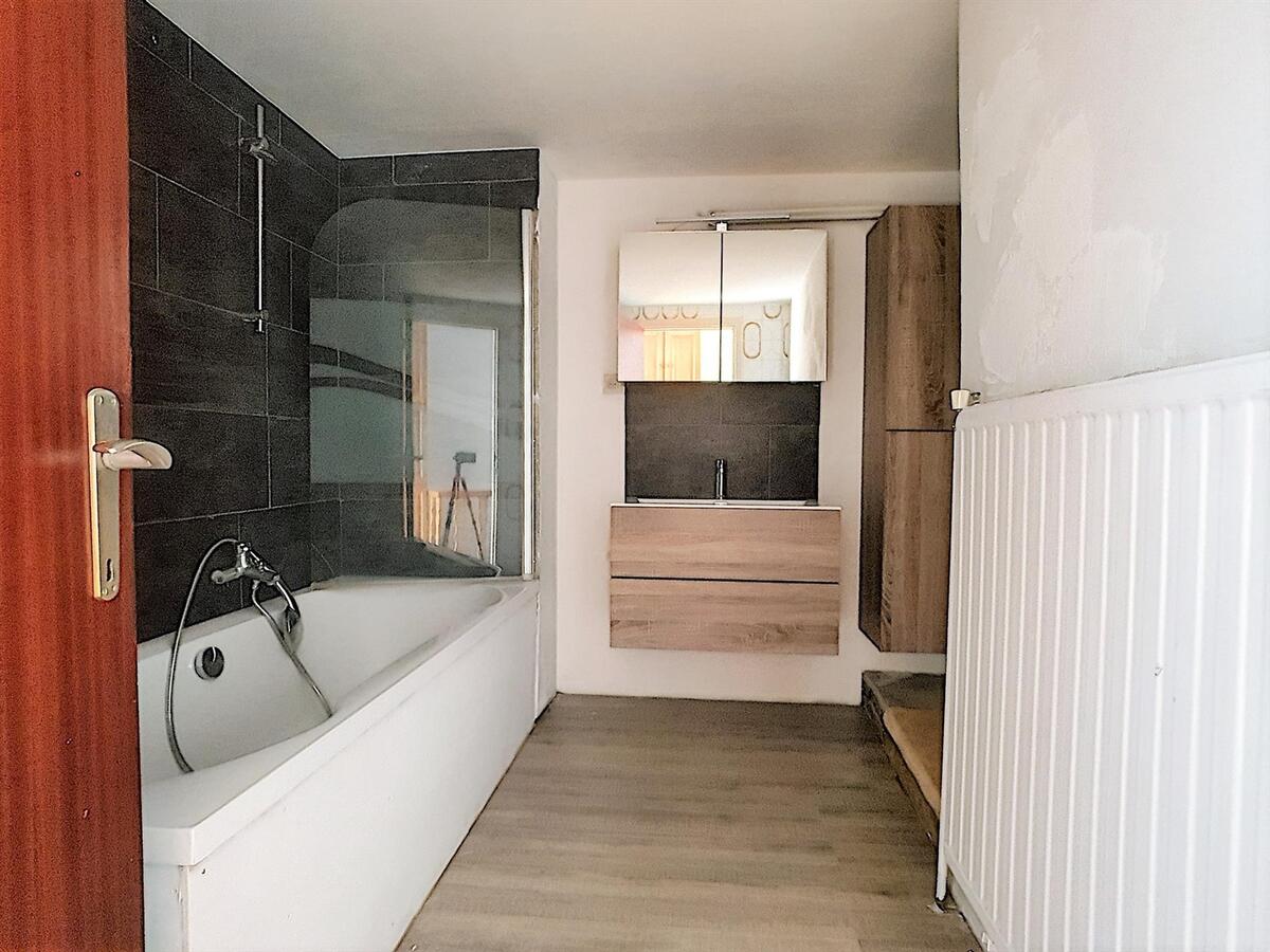 Goed gelegen, volledig te renoveren woning aan het marktplein van Heist - Heist 