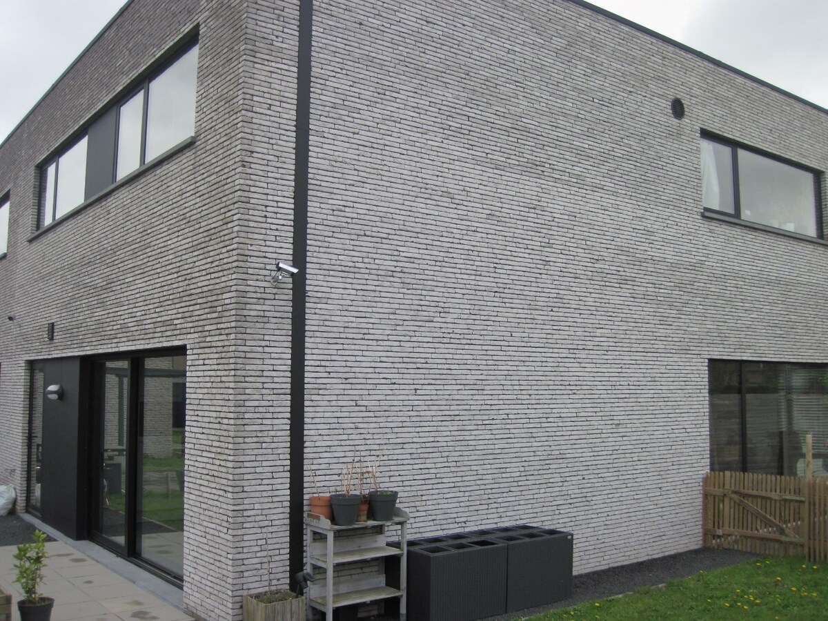 Eigentijdse Half Open Bebouwing met tuin en terras. 