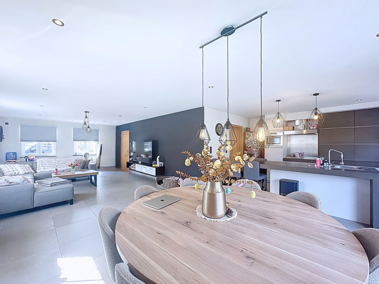 Ruime en recente halfopen bebouwing met 3 volwaardige slaapkamers 