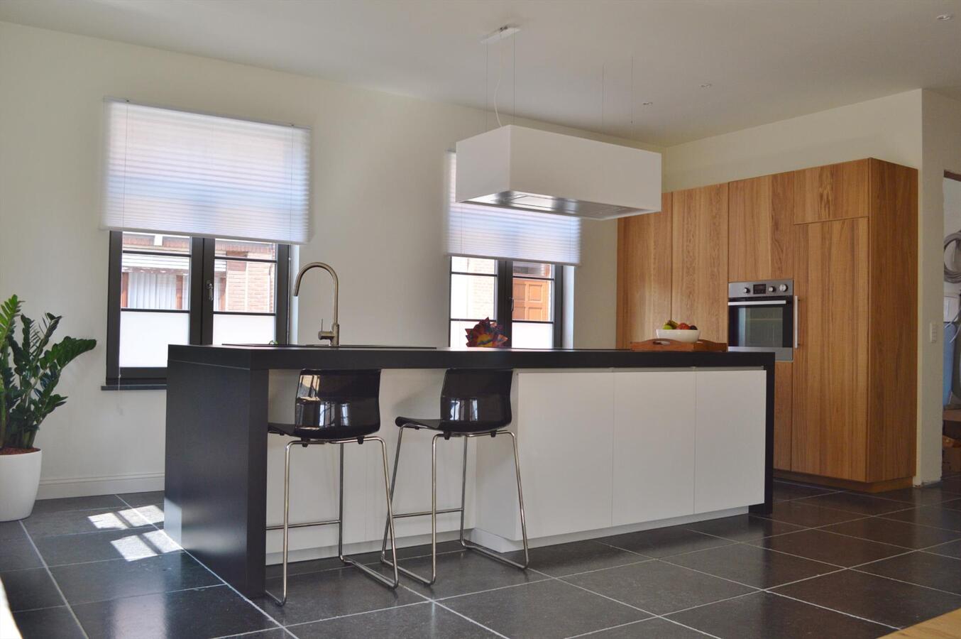 Charmante nieuwbouwvilla met bijgebouwen op 2.340 m² te St-Gillis-Waas. 