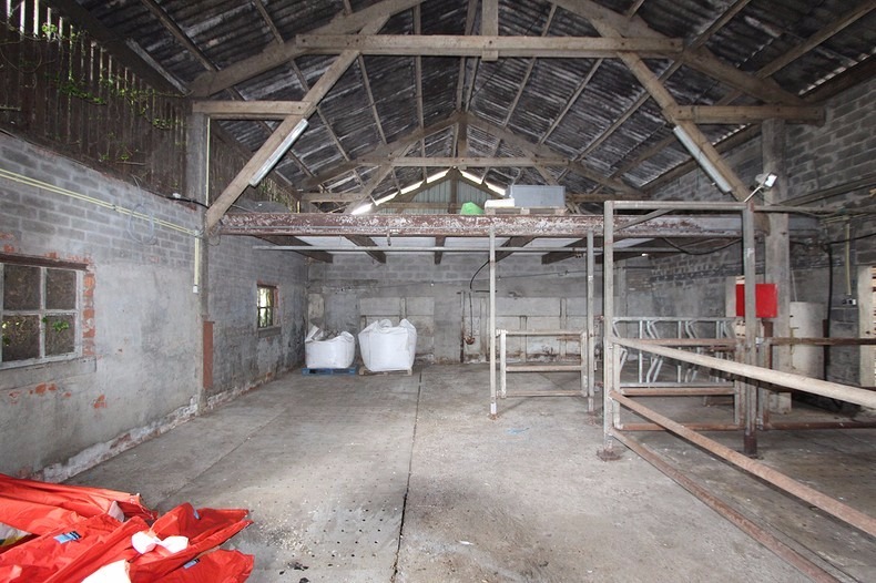 Loods met zoldering te Koekelare 