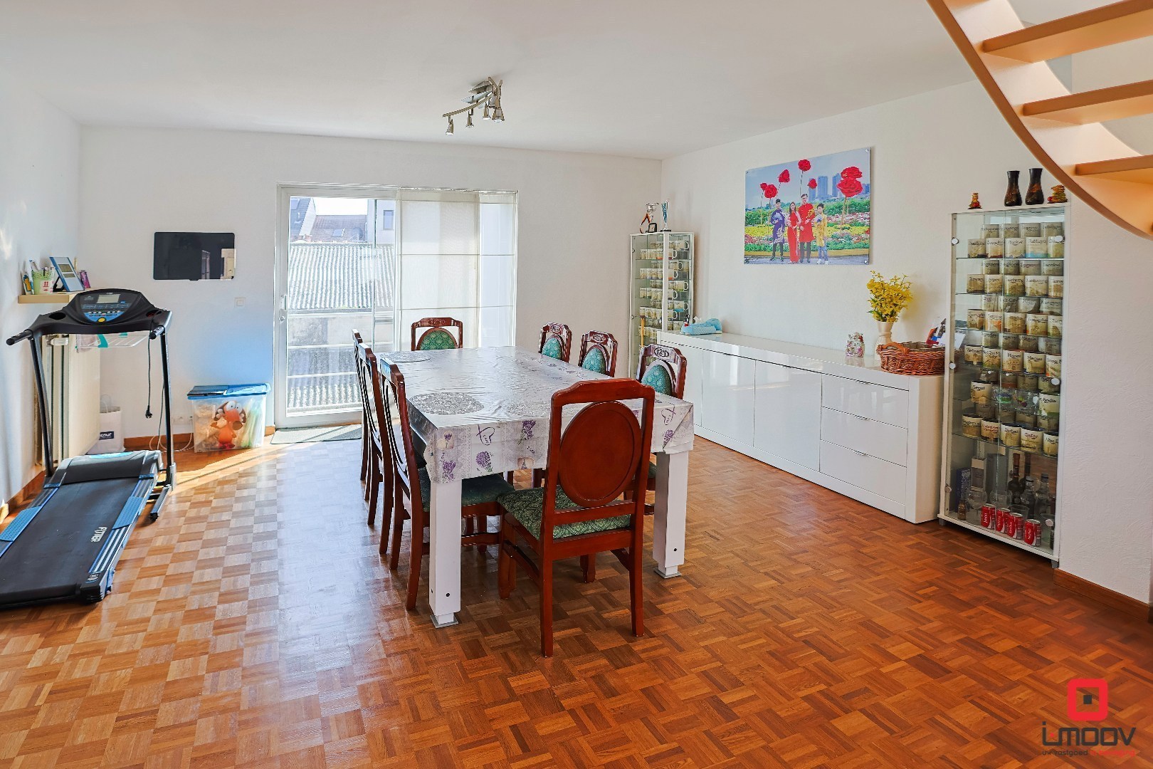 Lichtrijk en huiselijk triplexappartement met 4 slaapkamers en 2 garages te Gent 