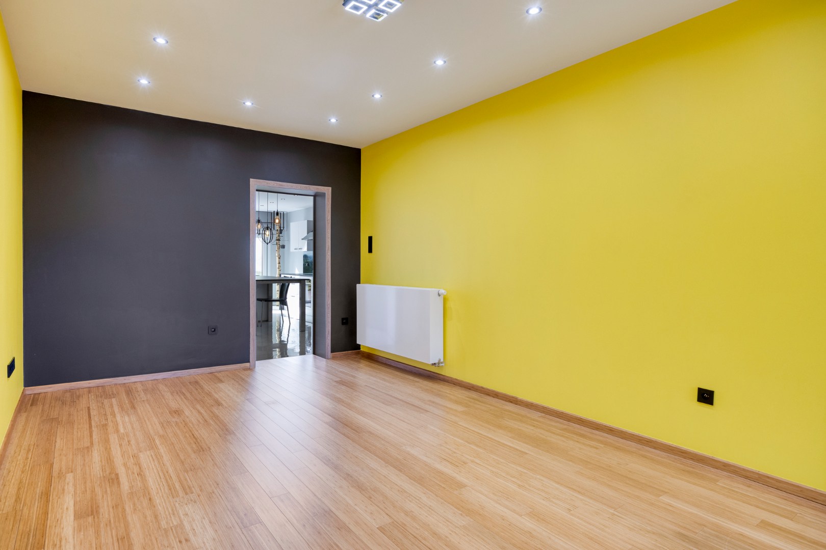 woonkamer met doorgang keuken