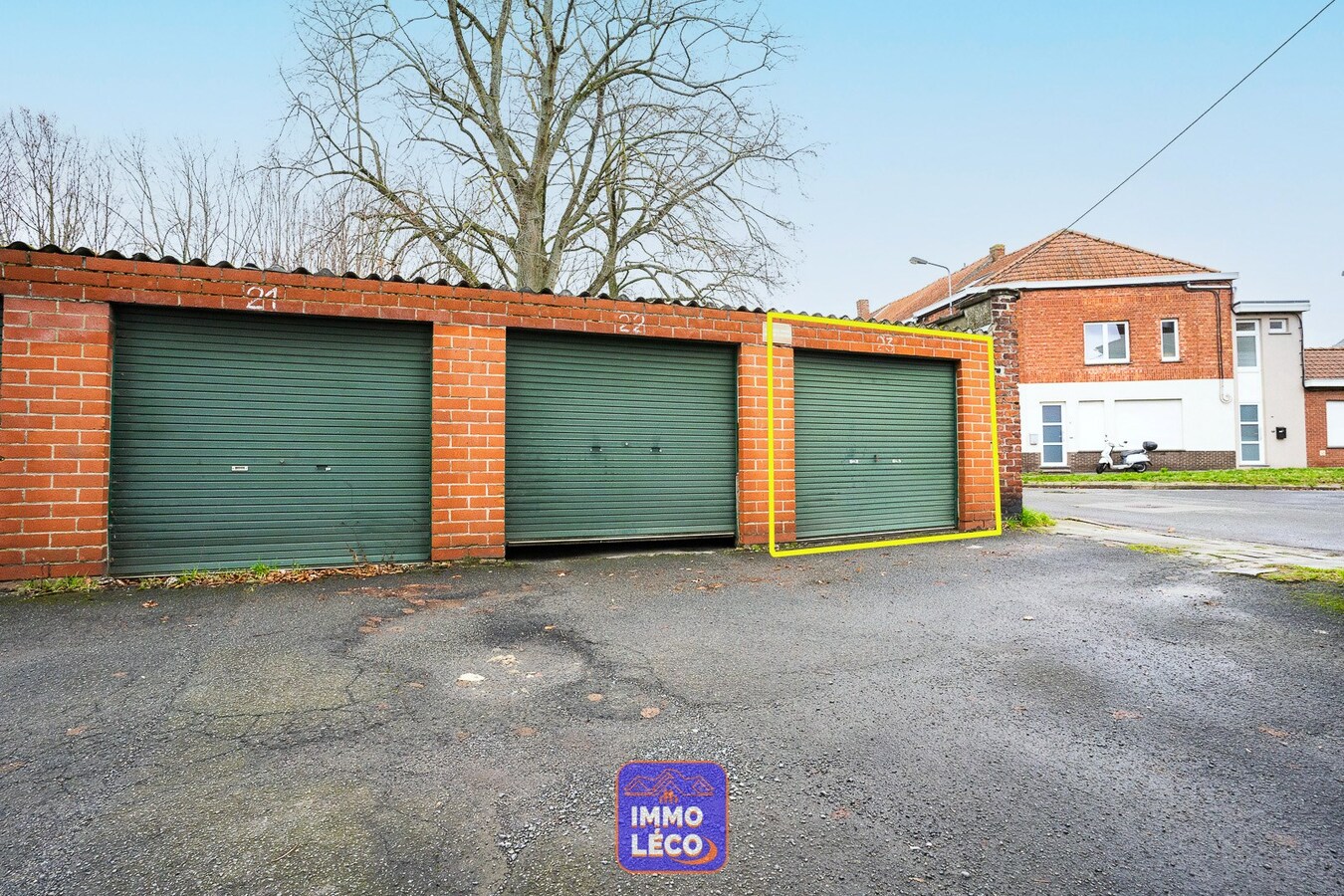 Garage pour une voiture. 