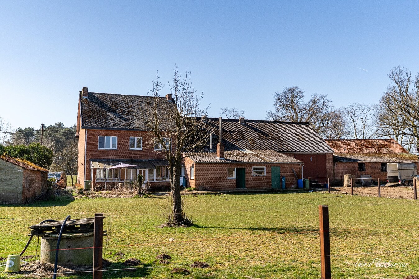 Ruime woning met stalgebouw op ca. 2,9 ha te Meerhout (Optie aankoop ca. 3 ha extra weiland) 