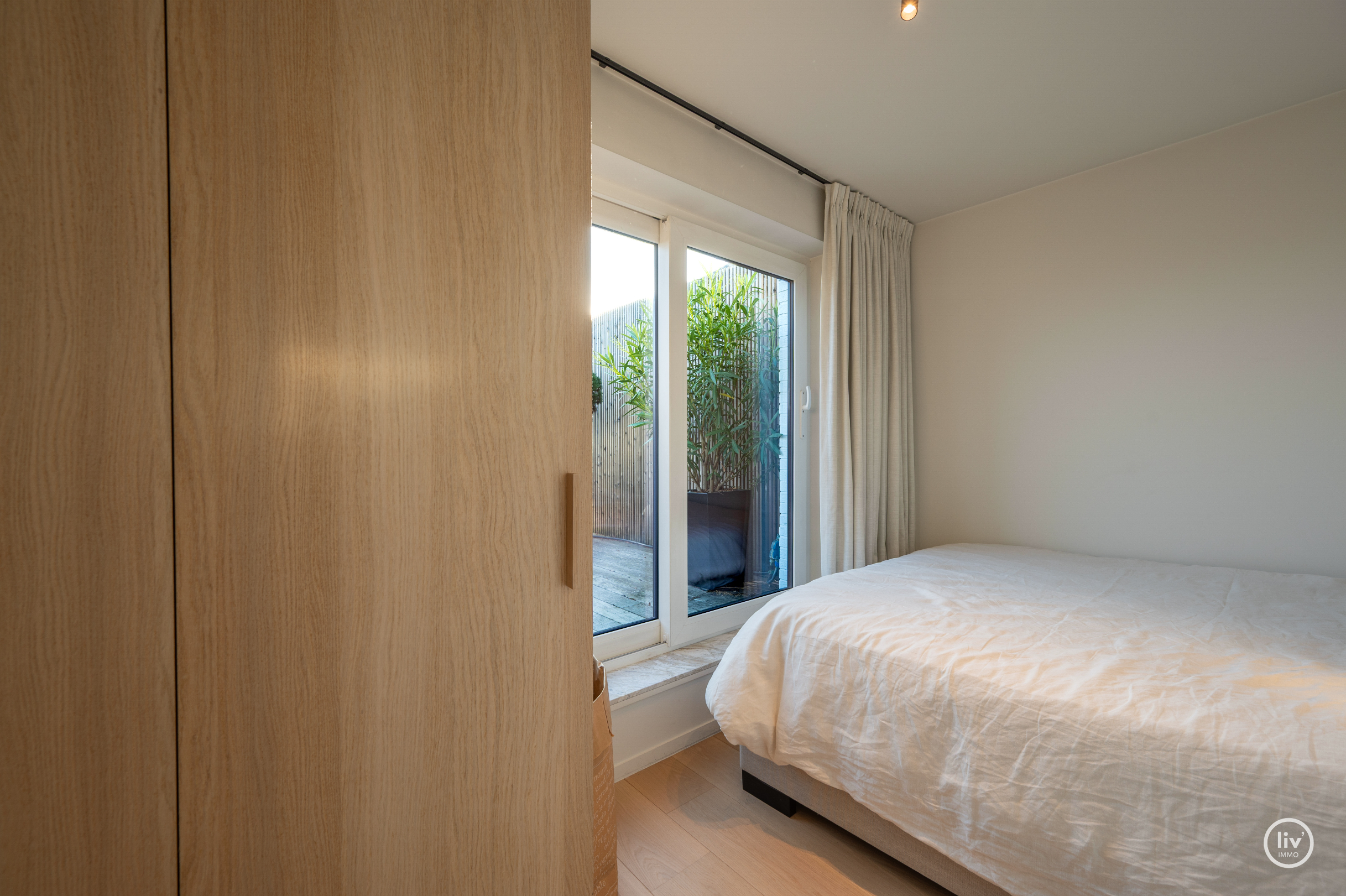 Voici la traduction en français :Appartement lumineux et également en penthouse, idéalement situé entre le Zoute et le centre commercial (possibilité d'acquérir une place de garage à proximité de l'ap 