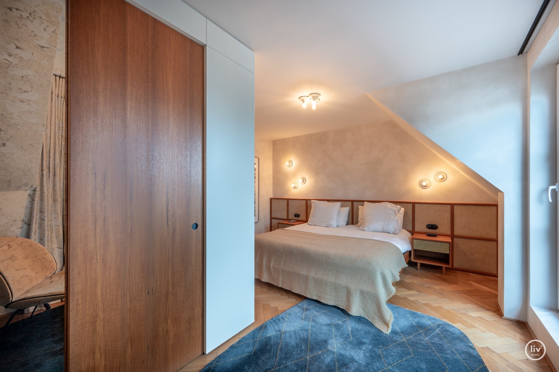 Uniek afgewerkt duplex dakappartement met mooie terrassen gelegen aan de zuidkant van de Kustlaan, vlakbij het Driehoeksplein. 