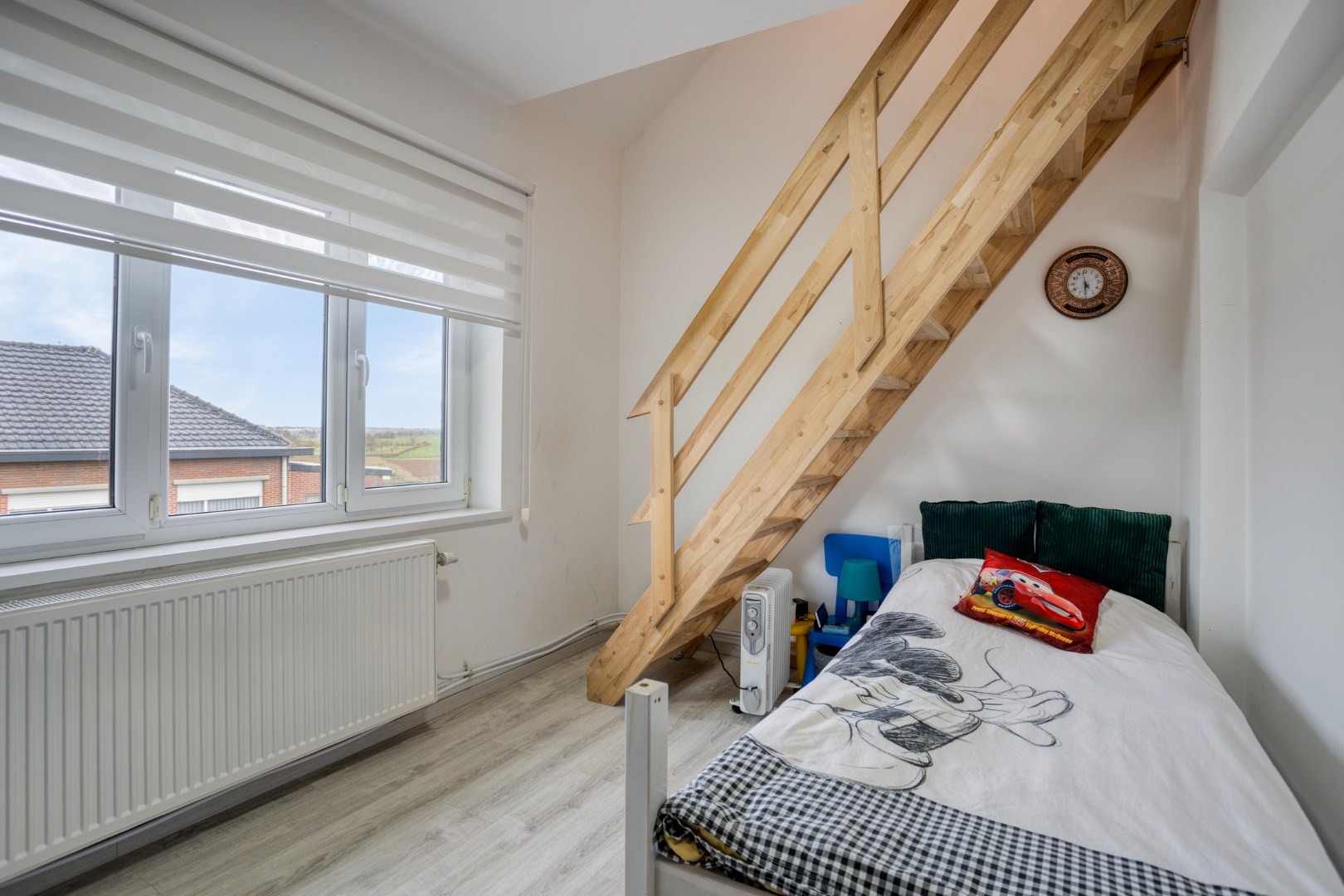 slaapkamer 3 met trap naar zolderkamer