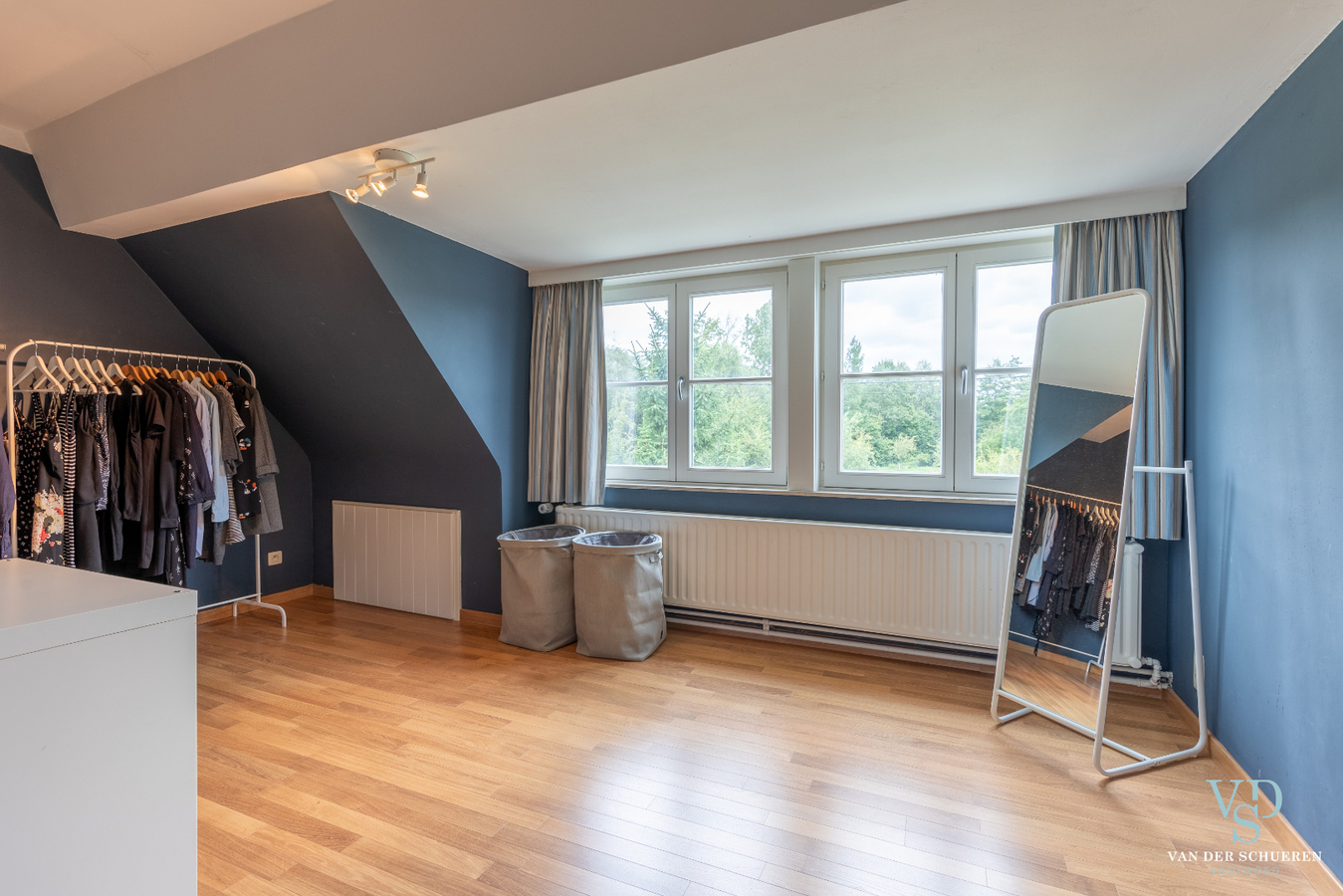 Authentiek landhuis met 5 ruime slaapkamers én gelijkvloers bureau. 