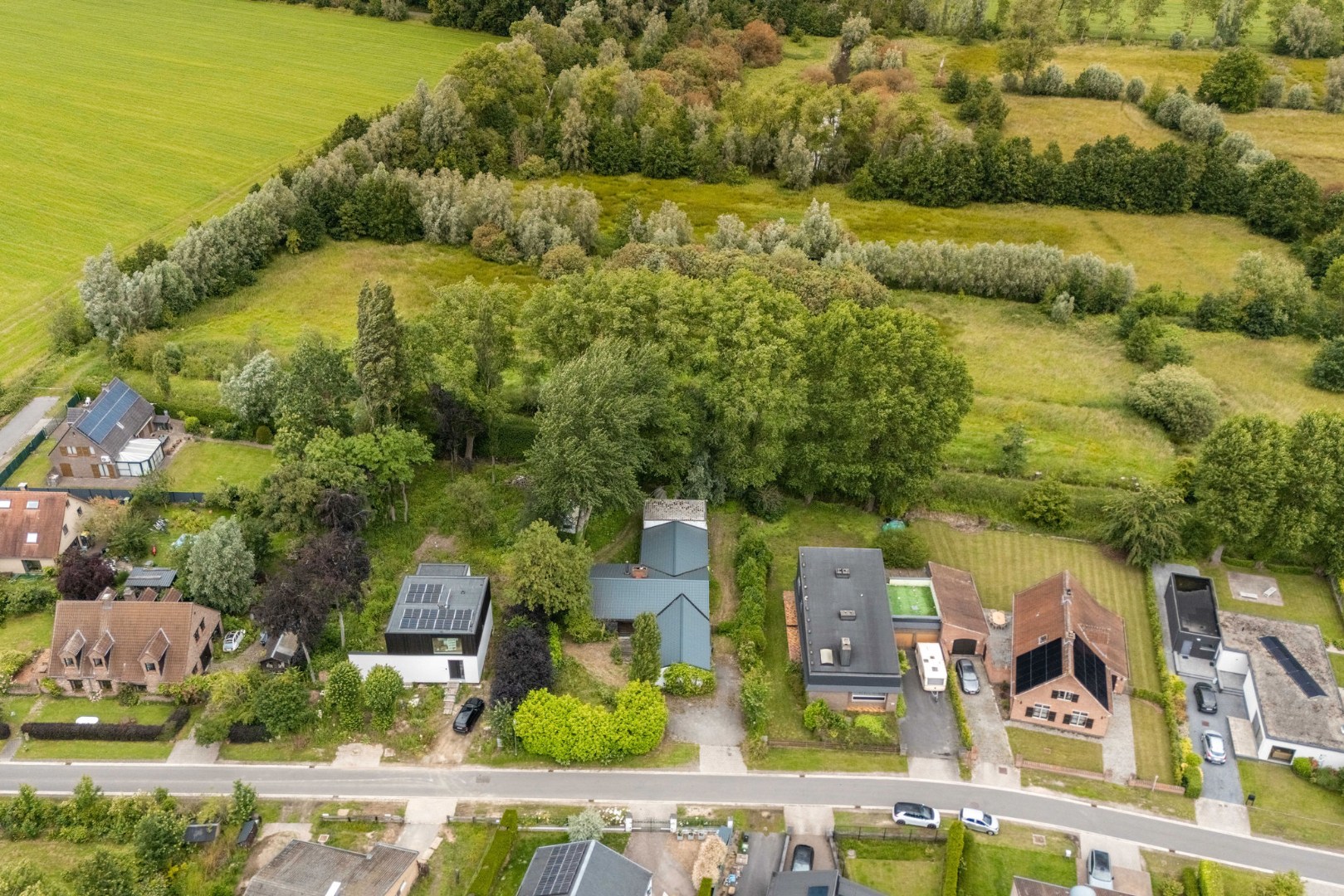 Seventies bungalowvilla met renovatiepotentieel op unieke ligging aan natuurgebied 