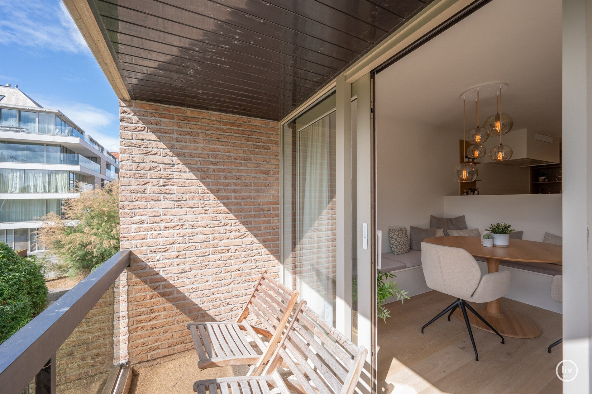 Magnifique appartement rénové de 2 chambres avec de belles vues sur le parc Yzer à Knokke. 