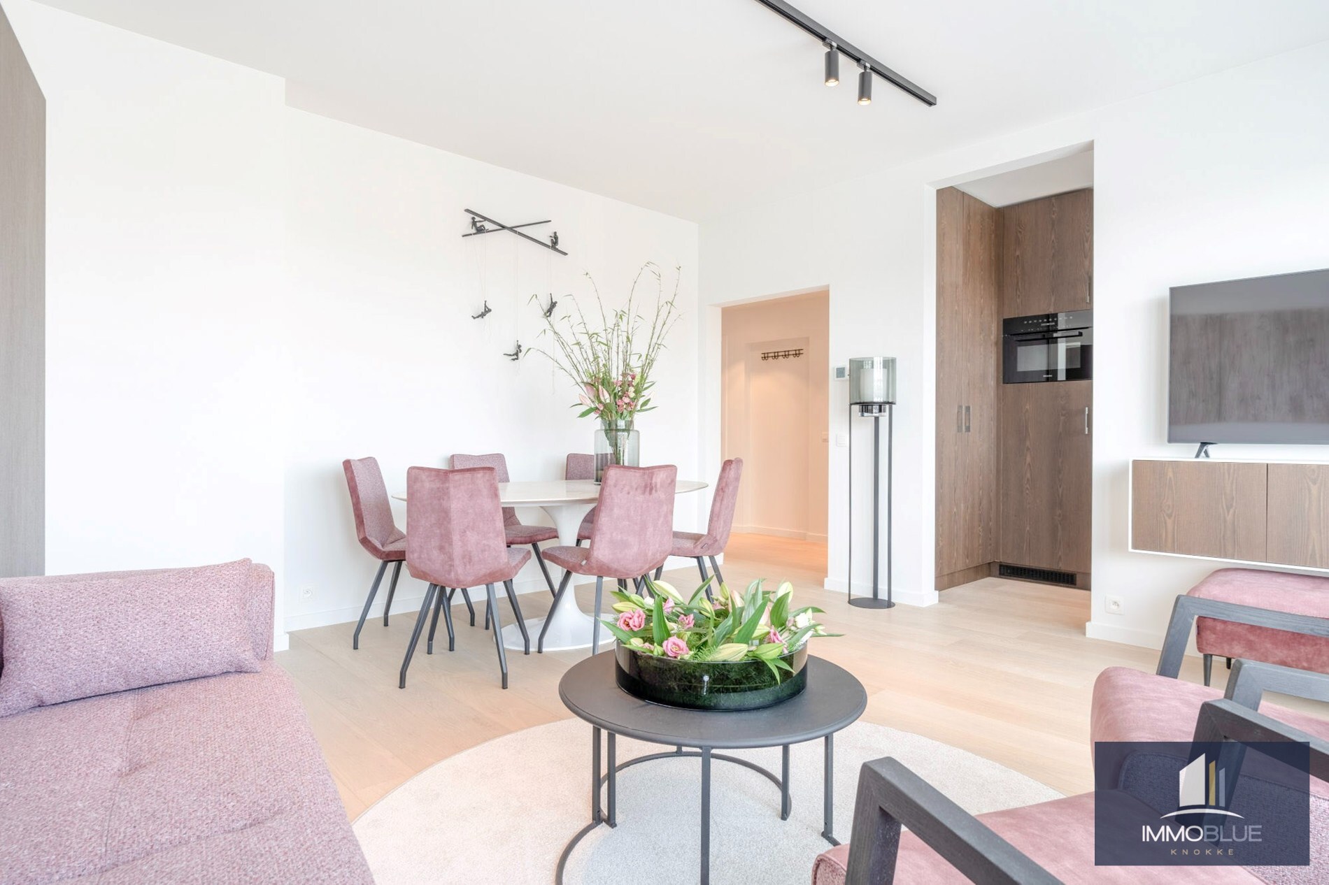 Situé dans un endroit calme, cet appartement entièrement rénové offre une vue dégagée sur les villas. 
