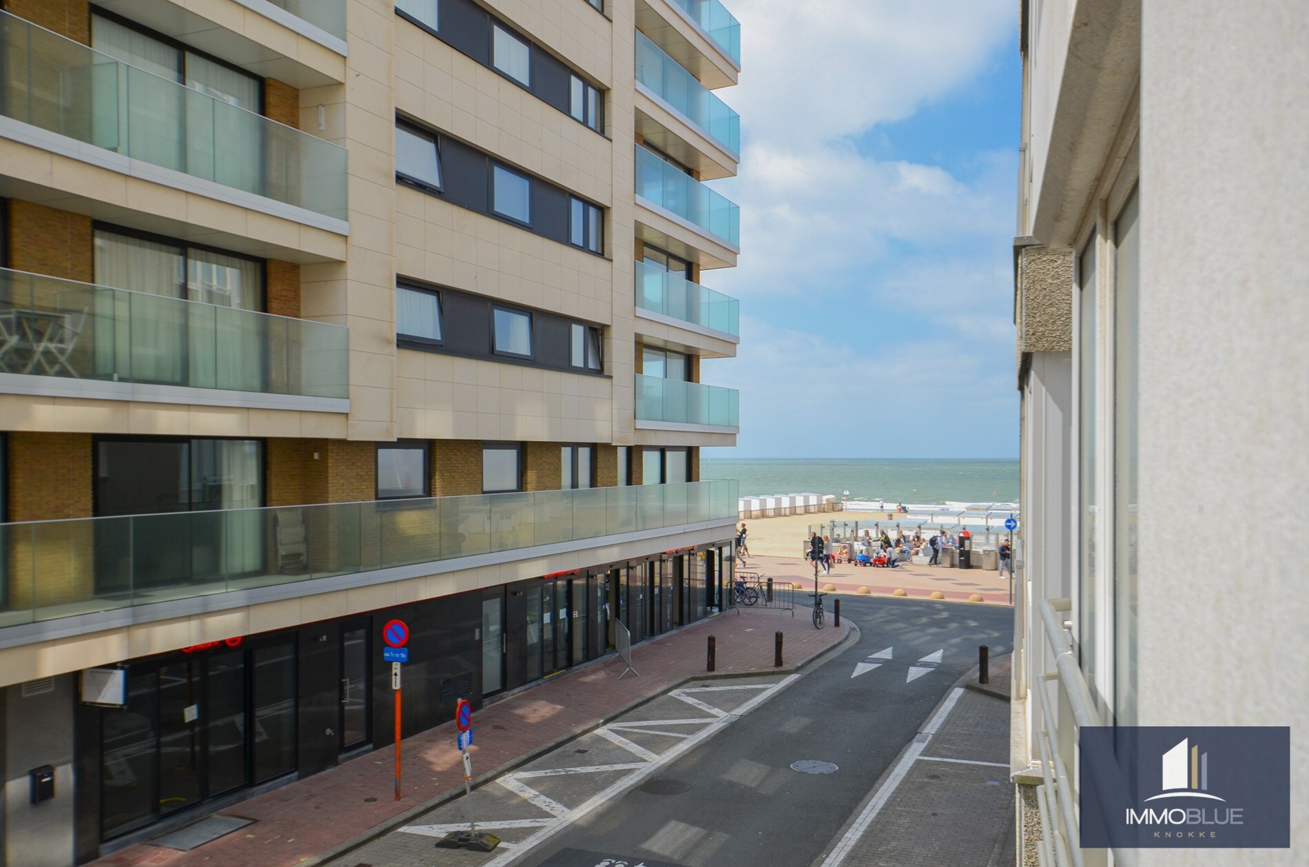 Appartement intemporel,  entièrement rénové, avec vue latérale sur la mer, situé au Zoute. 