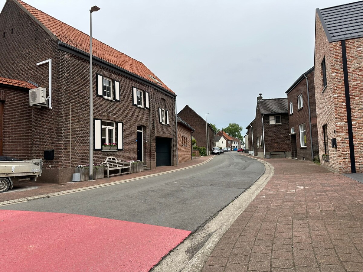 Charmant Leut : eigendom opgedeeld in 2 appartementen. Veranda,  2 garages. 