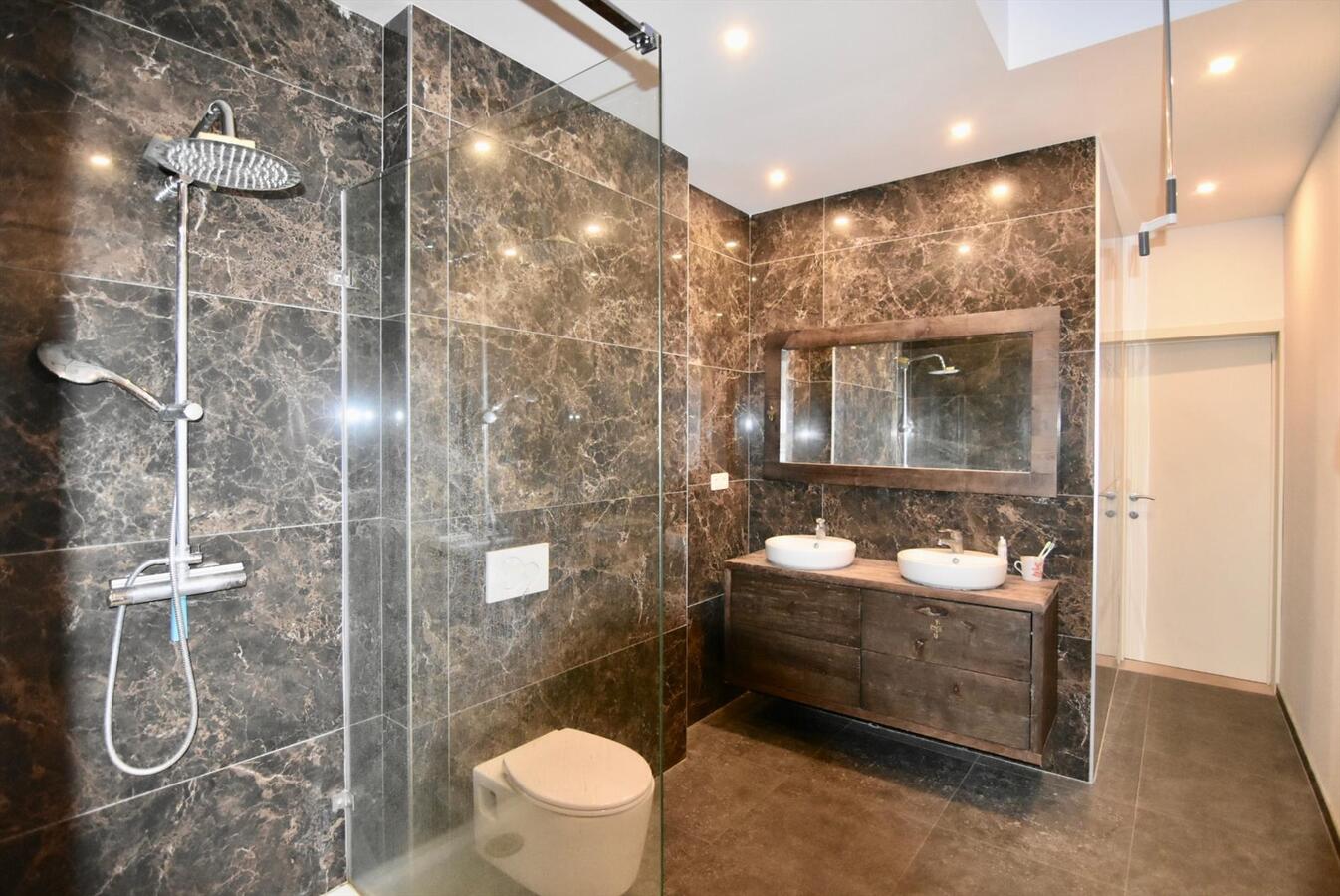 KWALITEITSVOL GERENOVEERD GELIJKVLOERS APPARTEMENT 