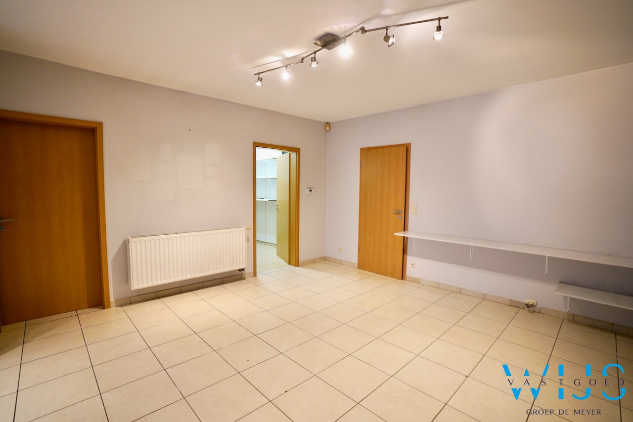 Goed gelegen handelspand met garage te CENTRUM ERTVELDE ! 